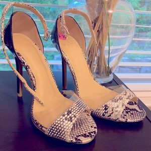 Snake skin print heels Size 5.5